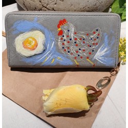 Ένα πορτοφόλι που δεν φυλάει μόνο χρήματα, αλλά και προσωπικότητα.106