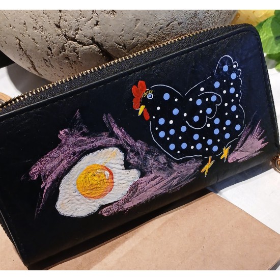 Ένα πορτοφόλι που δεν φυλάει μόνο χρήματα, αλλά και προσωπικότητα.101