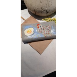 Ένα πορτοφόλι που δεν φυλάει μόνο χρήματα, αλλά και προσωπικότητα.105